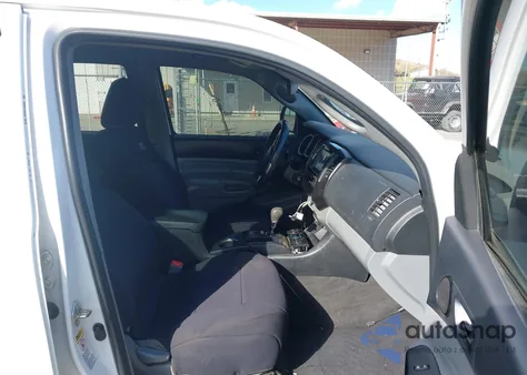 2015 Toyota Tacoma Base V6 z USA, uszkodzony, nr VIN 5TFLU4EN4FX127928